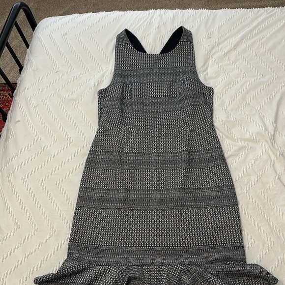 Beautiful Banana Republic Dress w/ criss cross back, Size 10, worn once - Picture 4 of 7